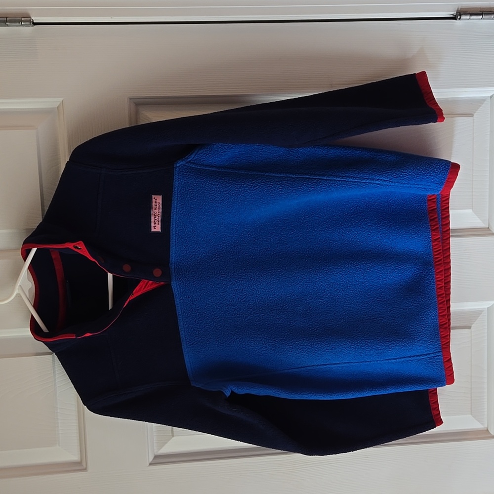 Vineyard Vines youth 1/4 snap pullovee.  Blue with red. Size Large.